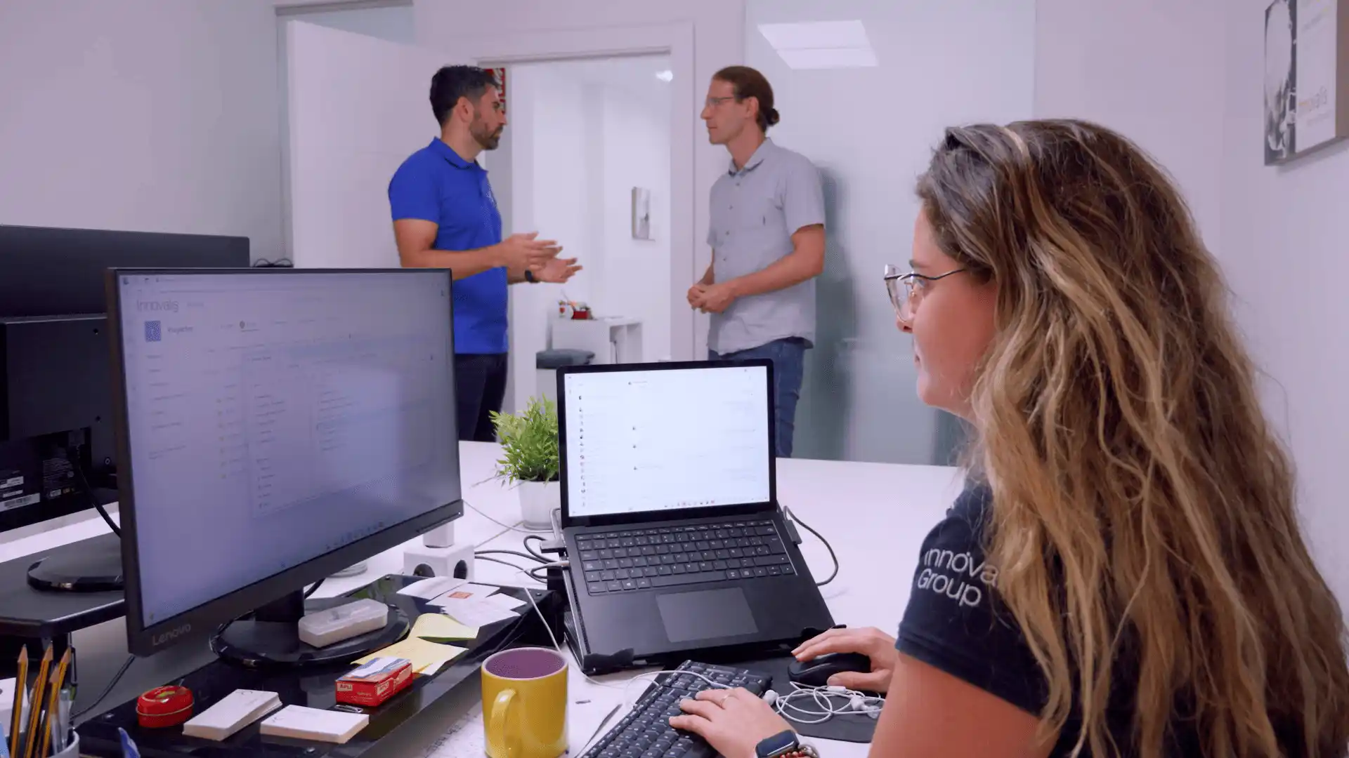 trabajadora-innovalis_ trabajadora-innovalis_